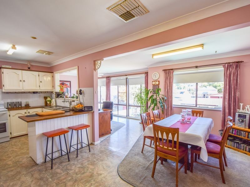 37 Binalong Street, Young NSW 2594