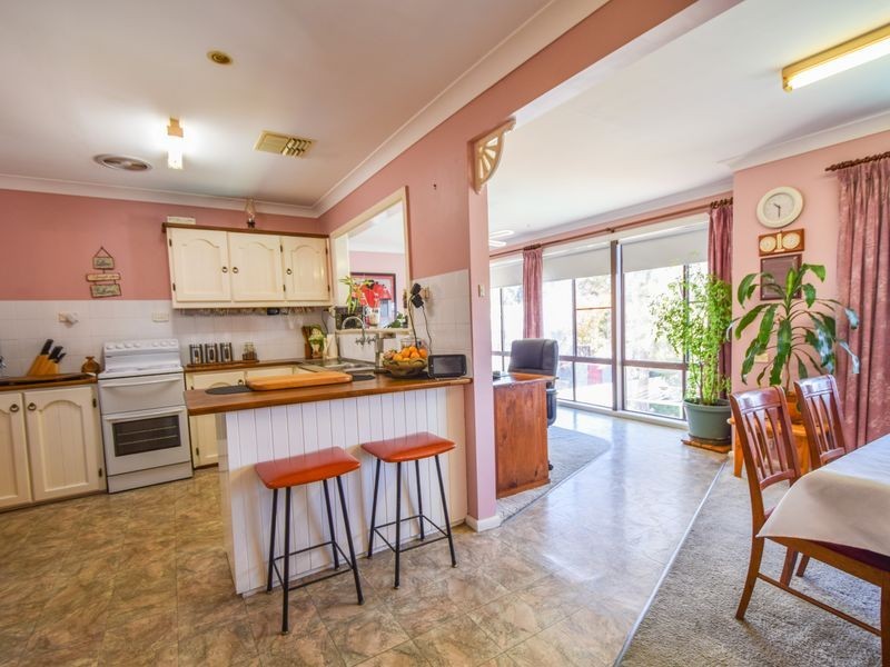 37 Binalong Street, Young NSW 2594
