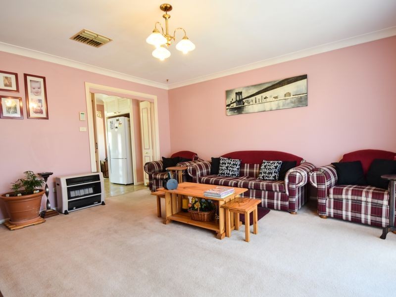 37 Binalong Street, Young NSW 2594