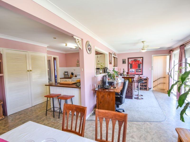 37 Binalong Street, Young NSW 2594