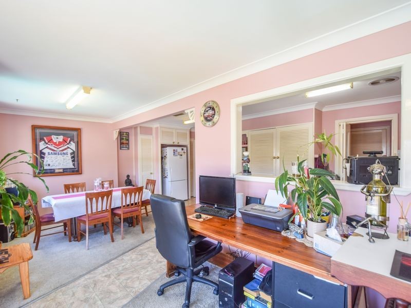 37 Binalong Street, Young NSW 2594