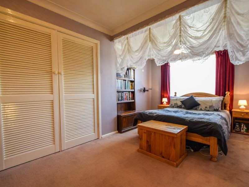 37 Binalong Street, Young NSW 2594