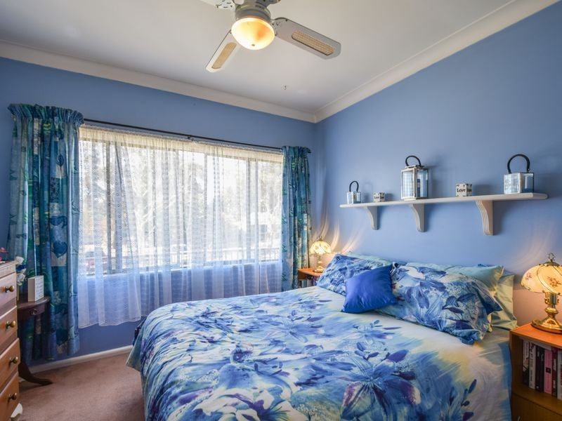 37 Binalong Street, Young NSW 2594