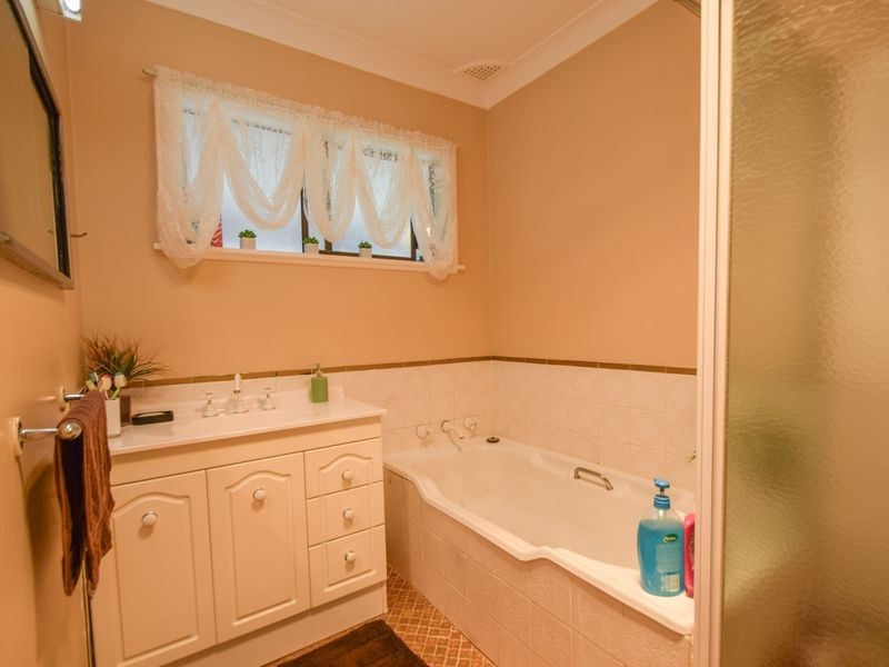 37 Binalong Street, Young NSW 2594