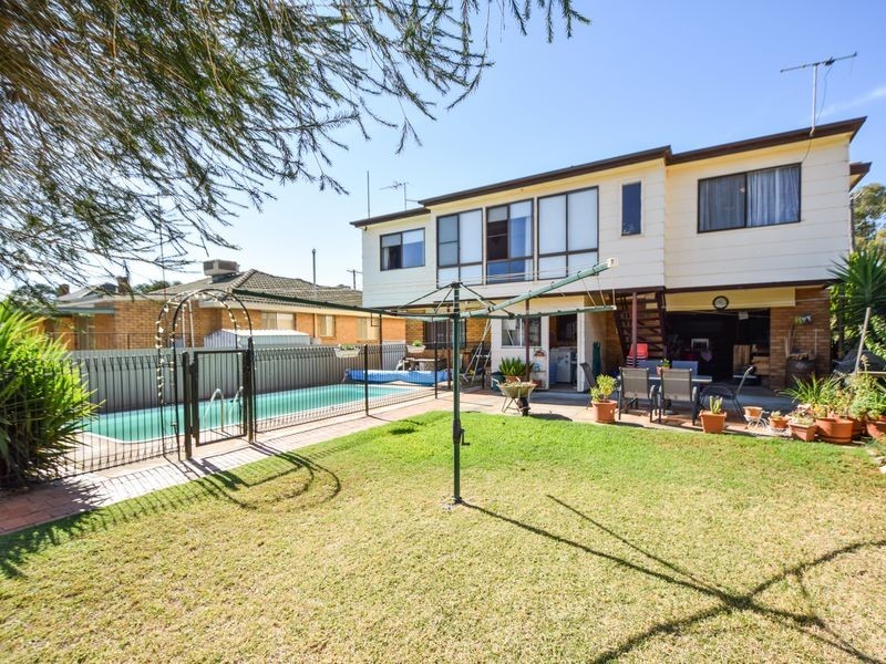 37 Binalong Street, Young NSW 2594