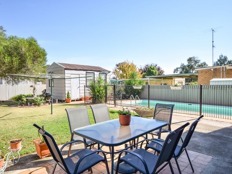 37 Binalong Street, Young NSW 2594