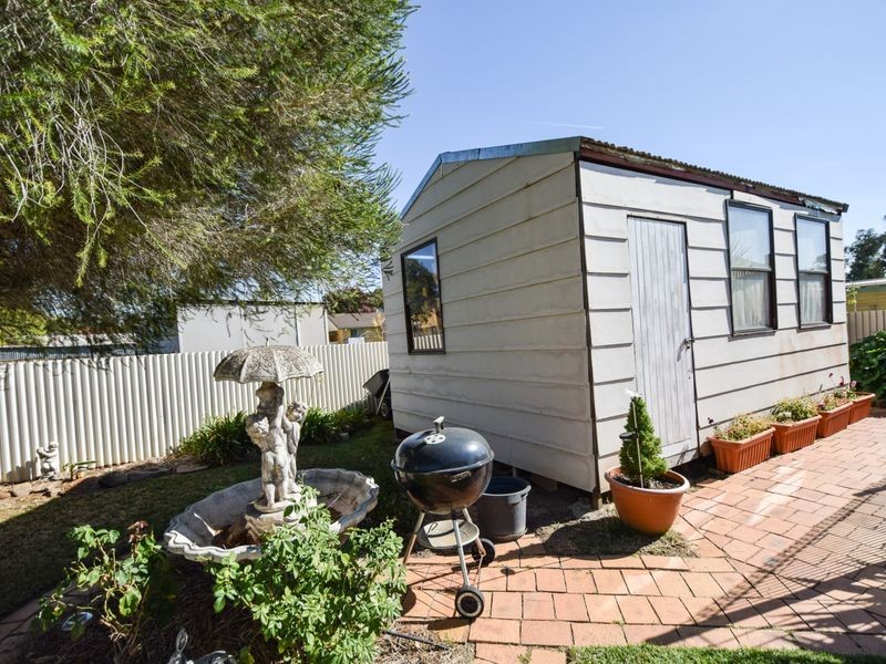 37 Binalong Street, Young NSW 2594