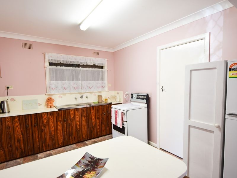 37 Binalong Street, Young NSW 2594