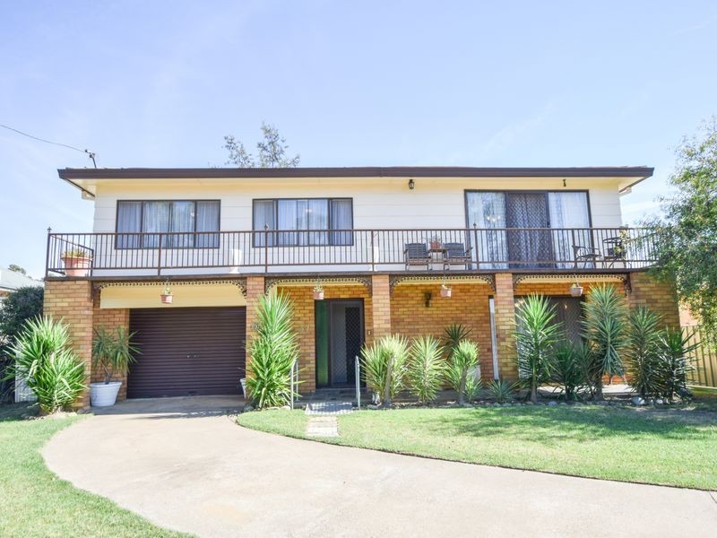 37 Binalong Street, Young NSW 2594