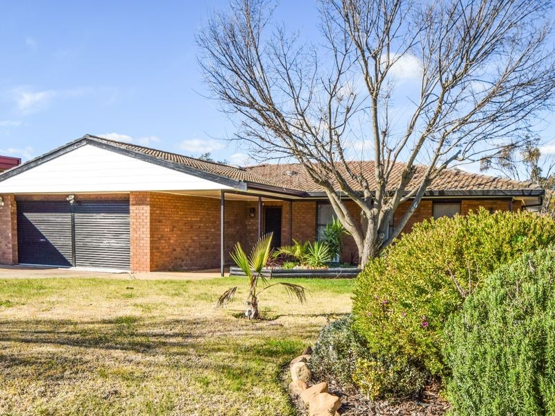 14 Crichton Crescent, Young NSW 2594