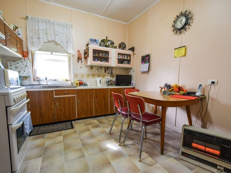 42 Blackett Avenue, Young NSW 2594