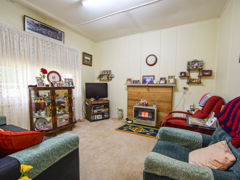 42 Blackett Avenue, Young NSW 2594