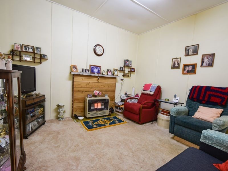 42 Blackett Avenue, Young NSW 2594