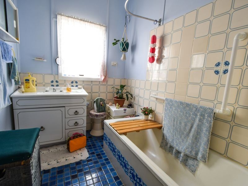 42 Blackett Avenue, Young NSW 2594
