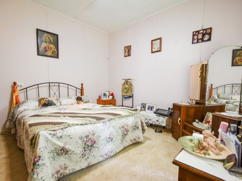 42 Blackett Avenue, Young NSW 2594