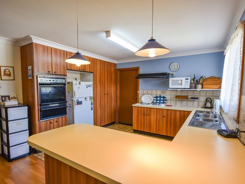 19 Keevil Drive, Young NSW 2594