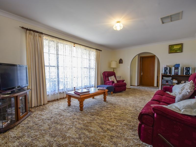 19 Keevil Drive, Young NSW 2594