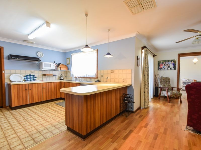 19 Keevil Drive, Young NSW 2594