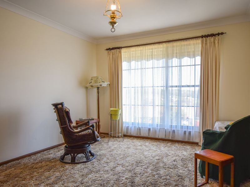 19 Keevil Drive, Young NSW 2594