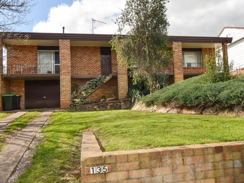 135 Edwards Street, Young NSW 2594