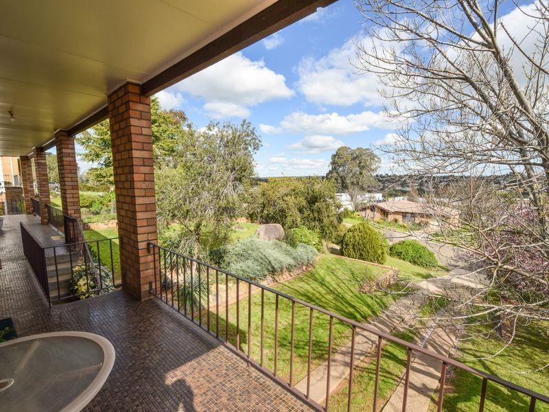 135 Edwards Street, Young NSW 2594