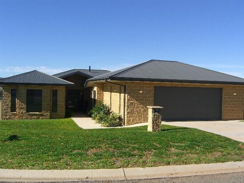 12 Hills St, Young NSW 2594