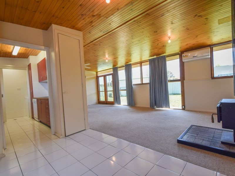 87 Blackett Avenue, Young NSW 2594