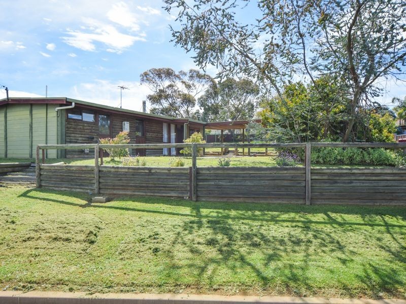 87 Blackett Avenue, Young NSW 2594
