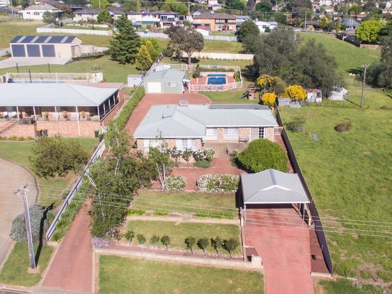 77 Binalong Street, Young NSW 2594