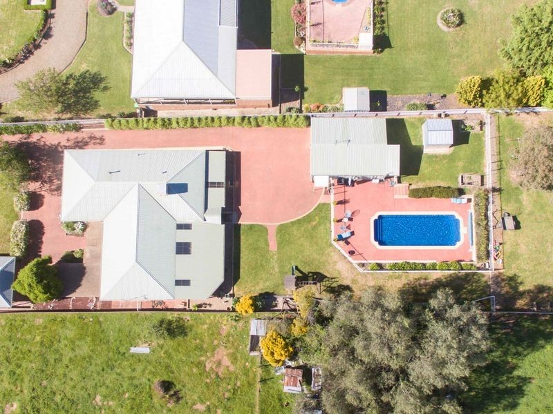 77 Binalong Street, Young NSW 2594