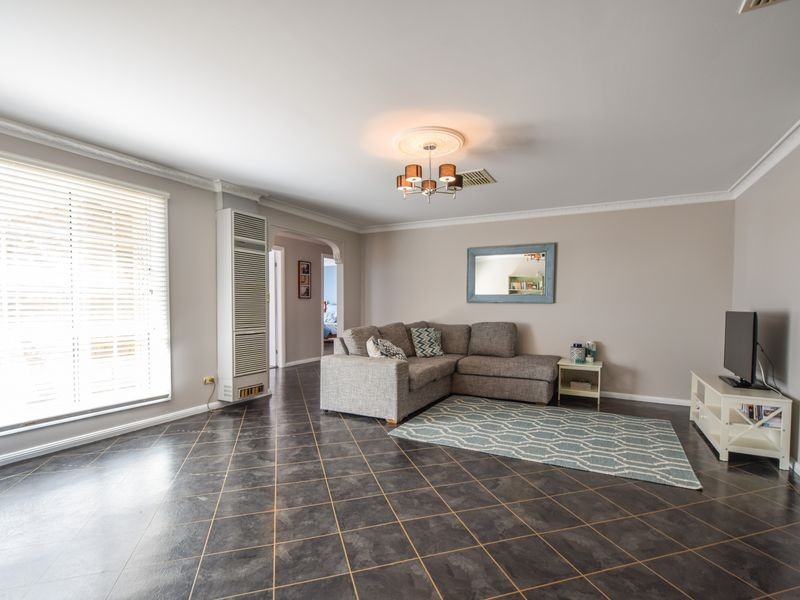 77 Binalong Street, Young NSW 2594