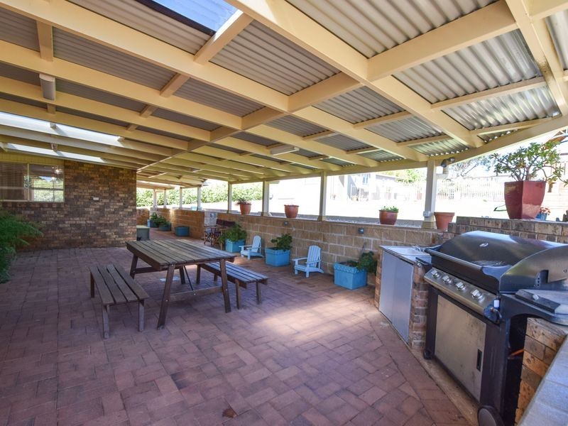 77 Binalong Street, Young NSW 2594