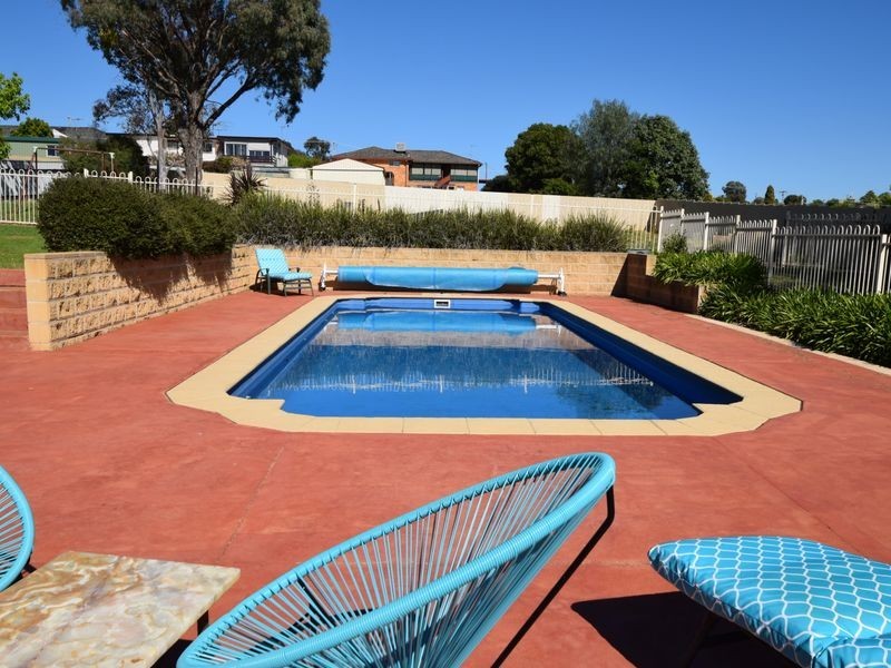 77 Binalong Street, Young NSW 2594