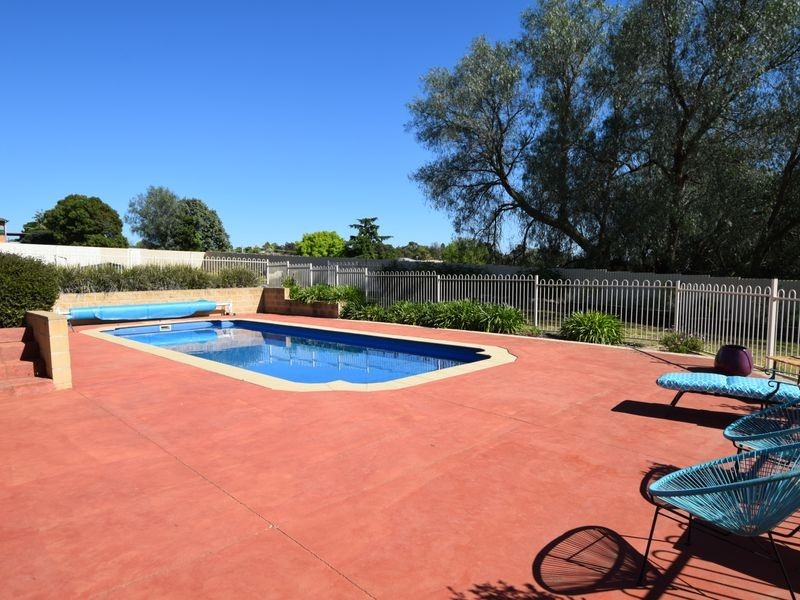 77 Binalong Street, Young NSW 2594