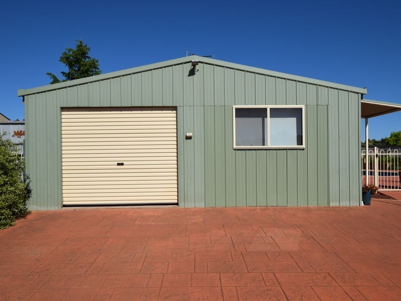 77 Binalong Street, Young NSW 2594