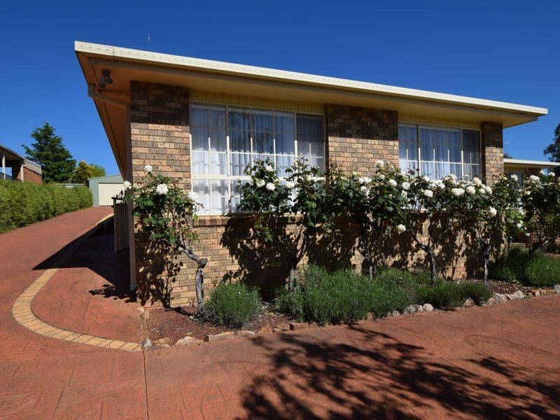 77 Binalong Street, Young NSW 2594