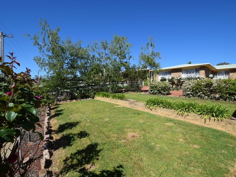 77 Binalong Street, Young NSW 2594