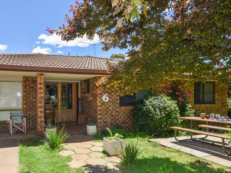 6 Normoyle Crescent, Young NSW 2594