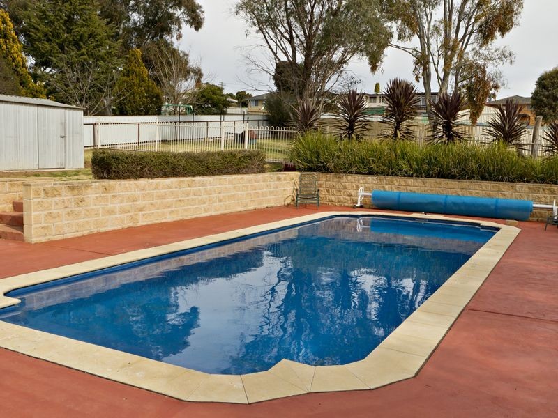 77 Binalong Street, Young NSW 2594