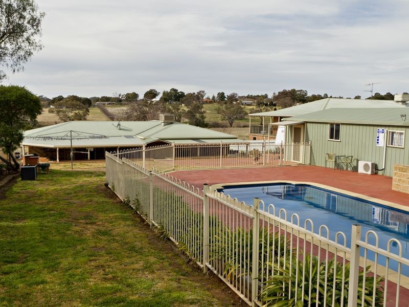 77 Binalong Street, Young NSW 2594