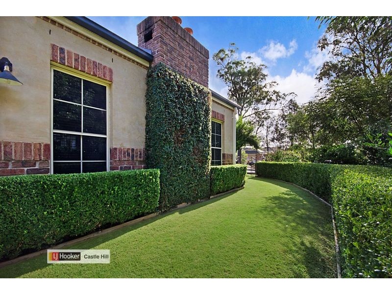 8 Lightwood Way, Beaumont Hills NSW 2155