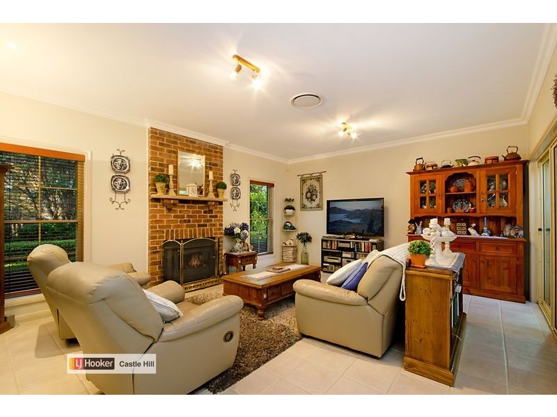 8 Lightwood Way, Beaumont Hills NSW 2155