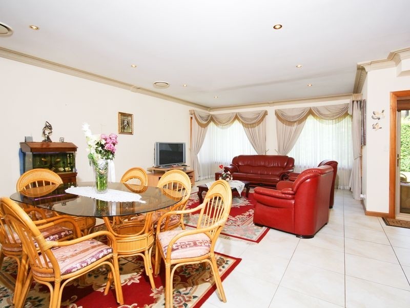 4 Glenview Cl, Bella Vista NSW 2153