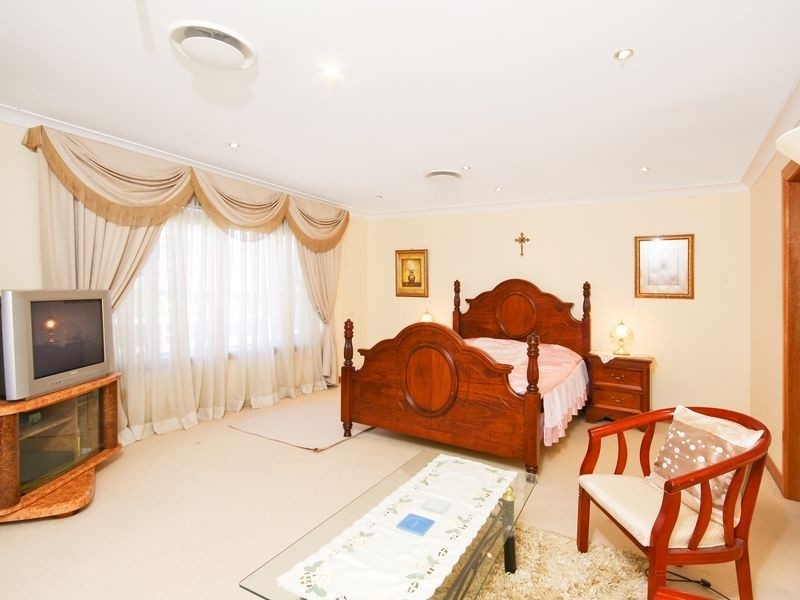 4 Glenview Cl, Bella Vista NSW 2153