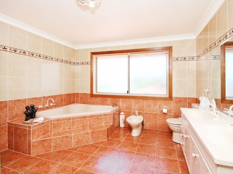 4 Glenview Cl, Bella Vista NSW 2153