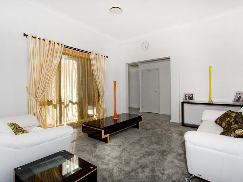 8 Sherbrooke Cr, Castle Hill NSW 2154