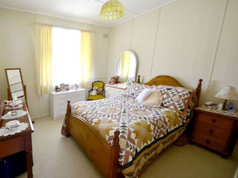 5 Carrington Ave, Woy Woy NSW 2256