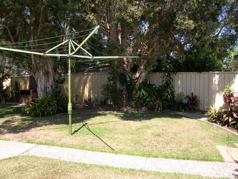 24 Honeysuckle St, Umina Beach NSW 2257