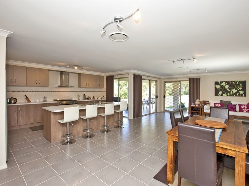 19 Canada Crescent, Cameron Park NSW 2285
