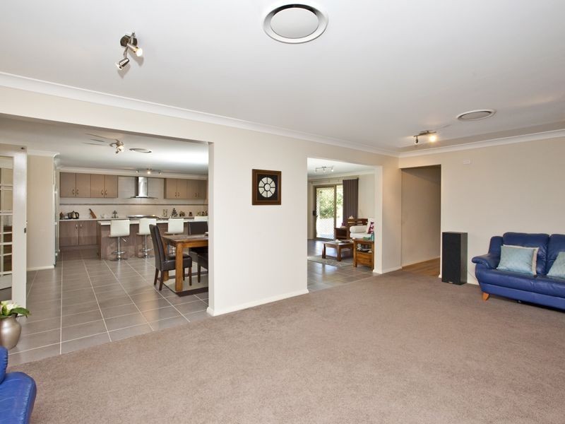 19 Canada Crescent, Cameron Park NSW 2285
